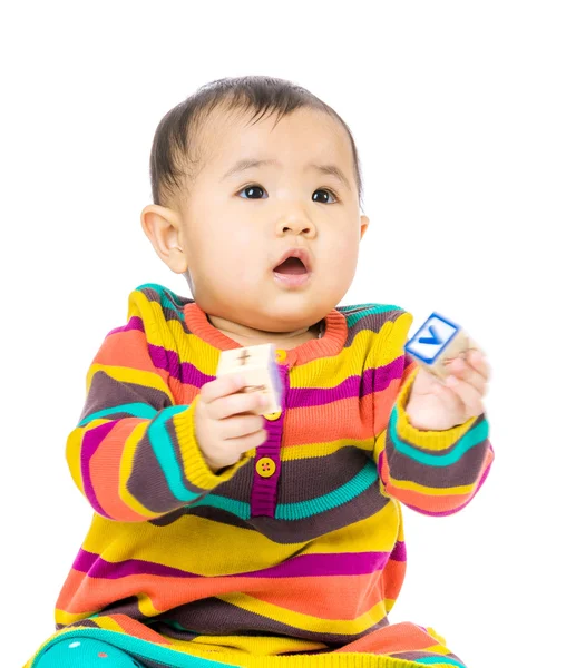 Ásia bebê segurando brinquedo bloco — Fotografia de Stock