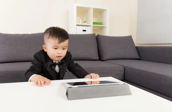 在平板电脑上观看亚洲男婴 — 图库照片