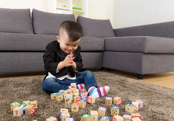 Asien baby boy spela med leksak block hemma — Stockfoto