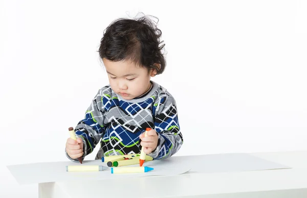 Asiatico piccolo ragazzo concentrarsi su disegno — Foto Stock