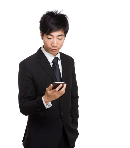 Азиатский бизнесмен использует мобильный телефон — стоковое фото