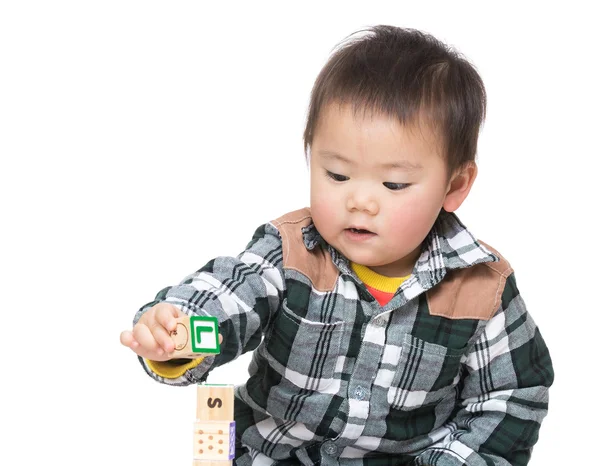 Asiatisch baby junge spielen mit spielzeug block — Stockfoto