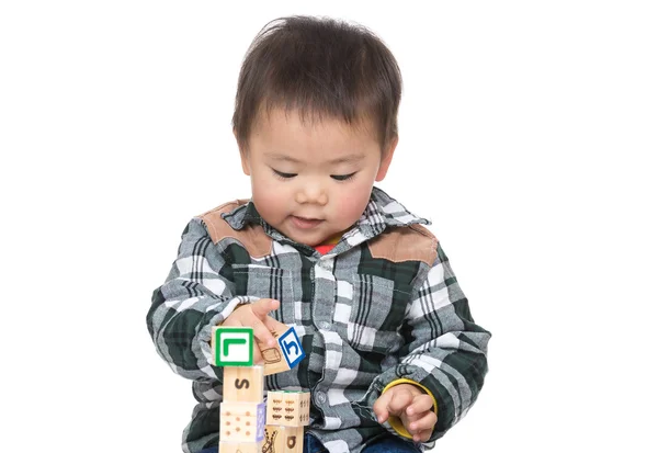Asiatische baby junge spielen mit Spielzeug block — Stockfoto