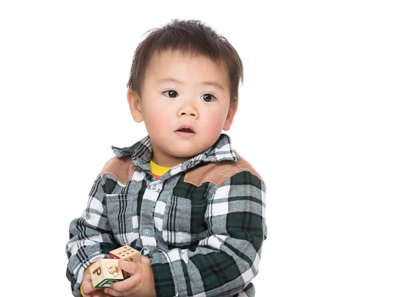 Ásia bebê menino segurar com bloco de brinquedo de madeira — Fotografia de Stock