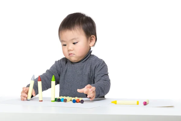 Asiatische baby junge spielen mit Wachsmalstift — Stockfoto