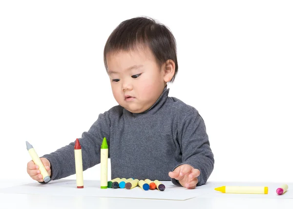 Kind jongen spelen met krijt — Stockfoto