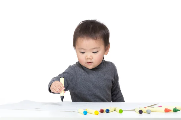 Aziatische baby jongen concentreren op tekening — Stockfoto