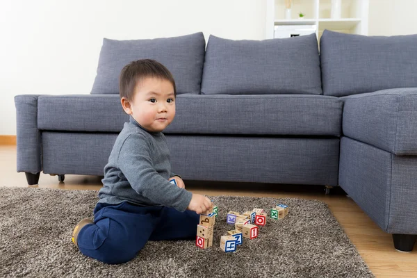 Asya bebek çocuk oynamak oyuncak blok evde — Stok fotoğraf