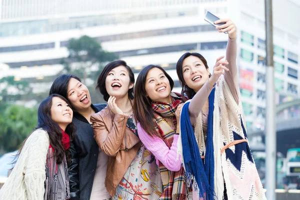Jonge vrouwelijke vrienden nemen selfie in hong kong — Stockfoto