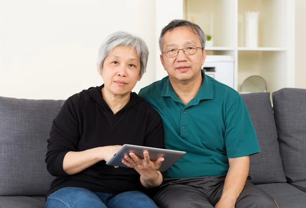 Pareja adulta usando tableta — Foto de Stock