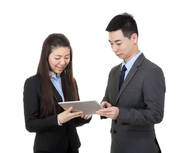Empresários usando tablet juntos — Fotografia de Stock