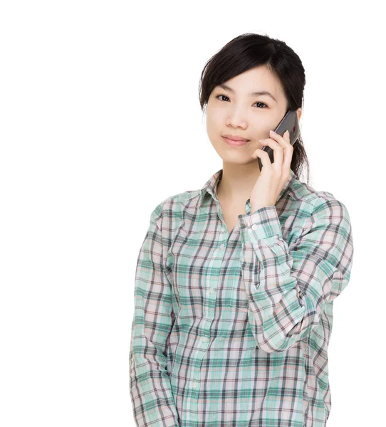 Aziatische vrouw met behulp van mobiele — Stockfoto