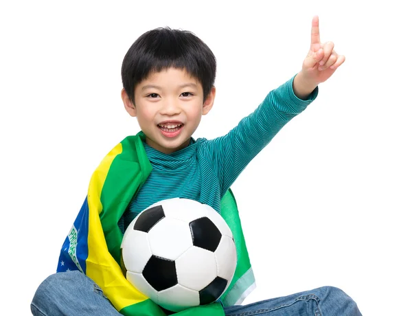 Kleiner Junge hält Fußball mit brasilianischer Fahne — Stockfoto