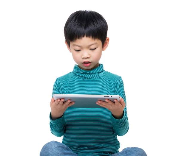 Kleine jongen met behulp van Tablet PC — Stockfoto