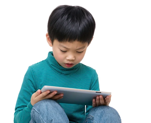 Kind schaut auf Tablet — Stockfoto