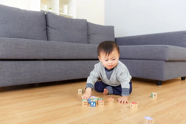 Liten pojke spelar toy block hemma — Stockfoto