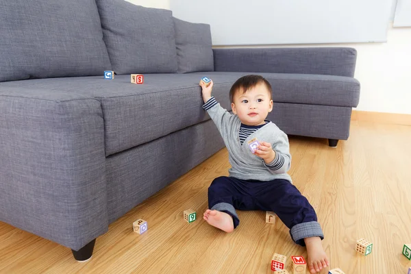 Мальчик играет в игрушечный блок — стоковое фото