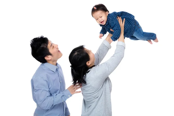 愉快的亚洲家庭与女婴吐 — 图库照片