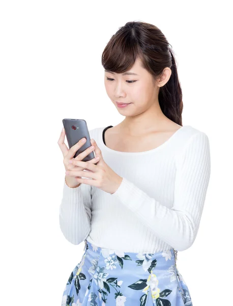 Asiatin benutzt Handy — Stockfoto