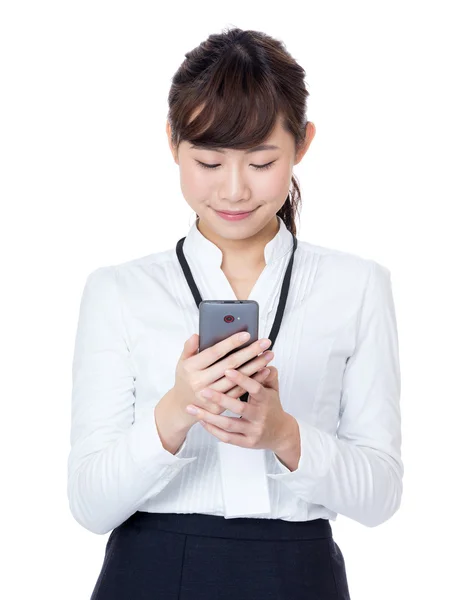 Asie femme d'affaires utilisant mobile — Photo