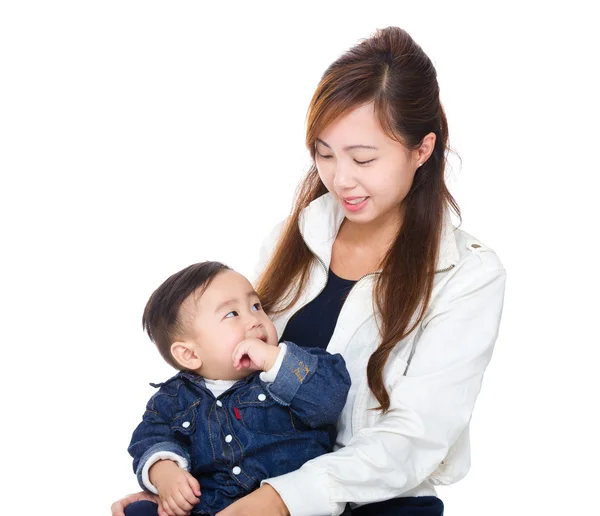 Asijská matka při pohledu na svého syna — Stock fotografie