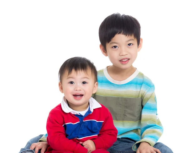 Zwei asiatische Jungen Brüder sitzen zusammen — Stockfoto