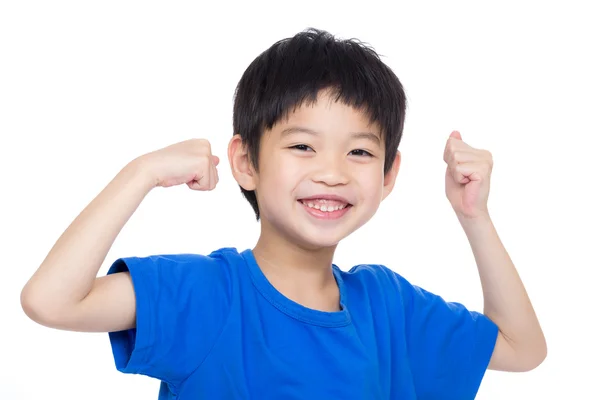 Asiatischer kleiner junge, der bizeps beugt — Stockfoto