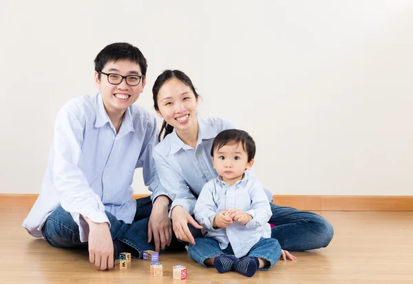 Familjen leende hemma — Stockfoto