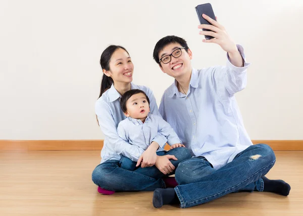 Azië familie selfie — Stockfoto