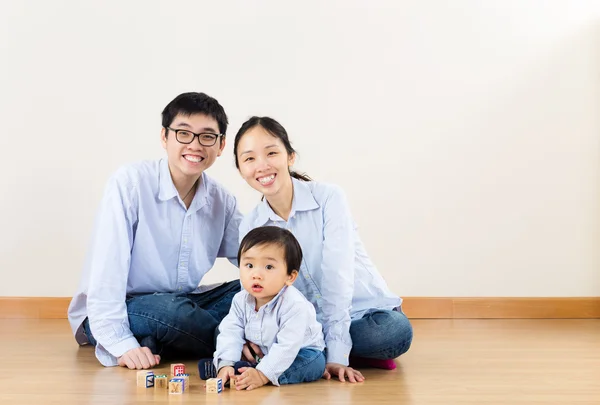 Азиатская семья играет вместе — стоковое фото