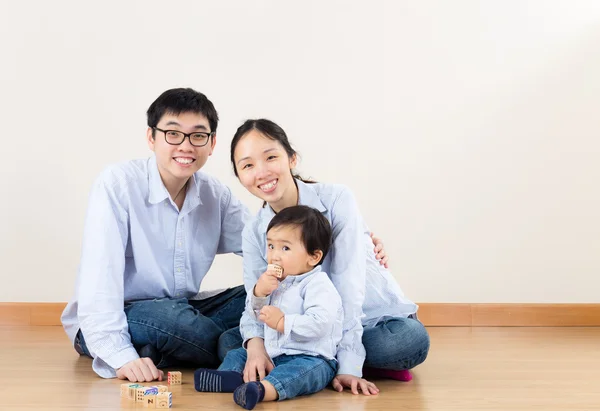 Padres jóvenes con hijo pequeño —  Fotos de Stock