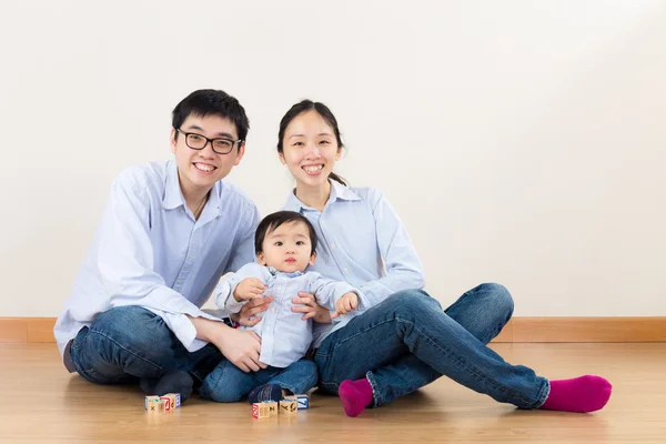 Azië familie thuis samen spelen — Stockfoto