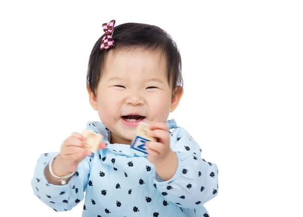 Азиатская девочка играет с игрушечным блоком — стоковое фото