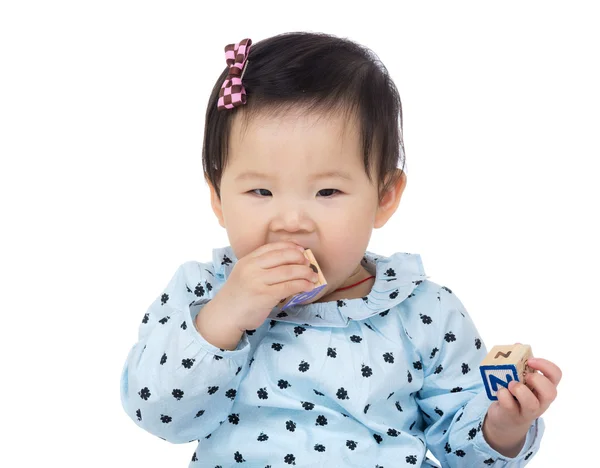 Маленькая девочка с зубами — стоковое фото