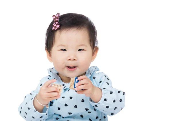 Asiatique bébé fille jouer avec jouet bloc — Photo