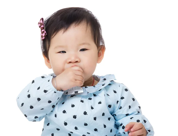 Asiatiska baby flicka äter mellanmål — Stockfoto