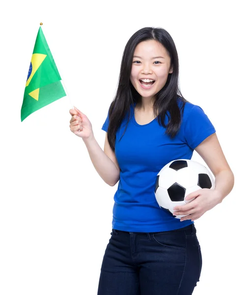 Fotbaloví fanoušci držení míče a mávat vlajkou Brazílie — Stock fotografie