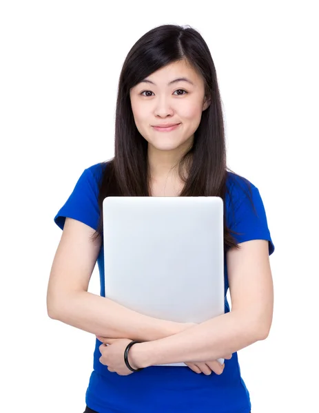 Asiatische Frau hält mit Laptop — Stockfoto