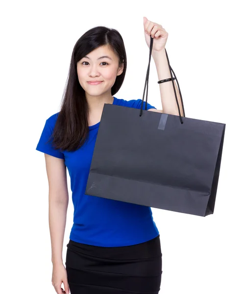 Asia mujer sosteniendo bolsa de compras — Foto de Stock