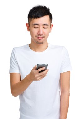 Cep telefonuna bakan adam.