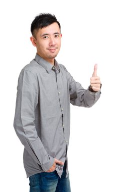 Gülümseyen işadamı başparmağıyla