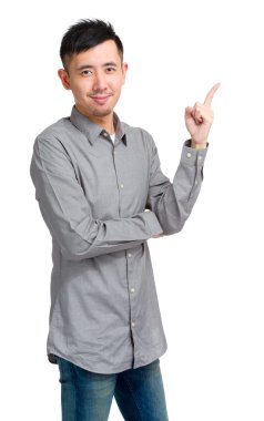 Asyalı adam yukarı dönük