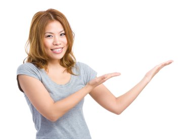 kadın bothing el bir şeyler gösteriyor