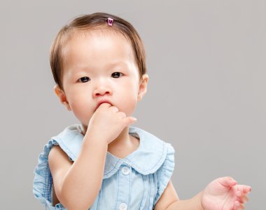 Bebek parmağını emiyor.