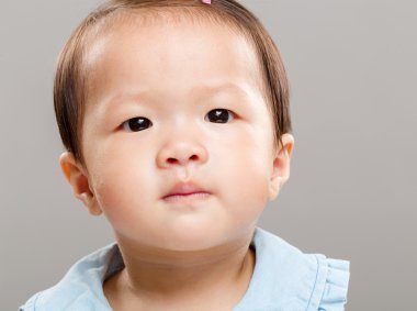 gri arka planı olan küçük kız