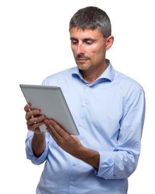 Dijital tablet kullanan adam