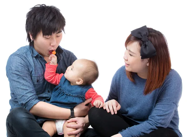 Asiatico bambino ragazza giving candy a suo papà — Foto Stock