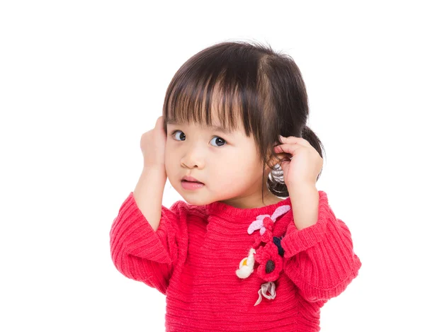 Asie holčička dotýkat ucha — Stock fotografie