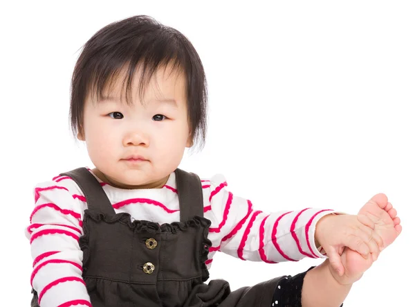 Asian baby girl touch her leg — Stock Photo, Image