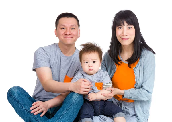 Heureuse famille asiatique assise sur le sol — Photo